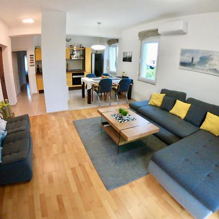 Sunny Apartment By The Beach Kaštel Štafilić Kültér fotó