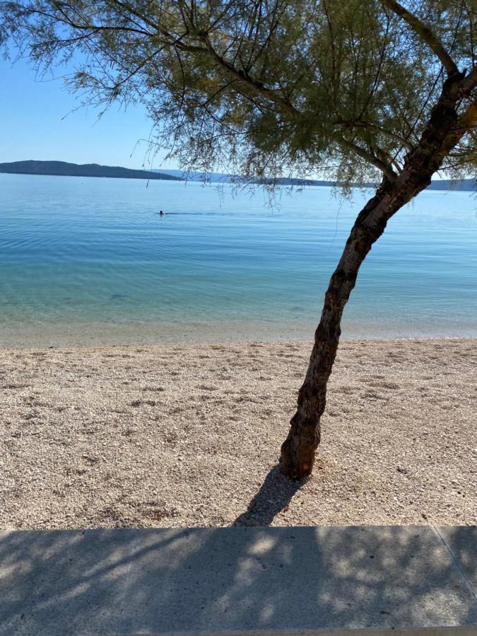 Sunny Apartment By The Beach Kaštel Štafilić Kültér fotó