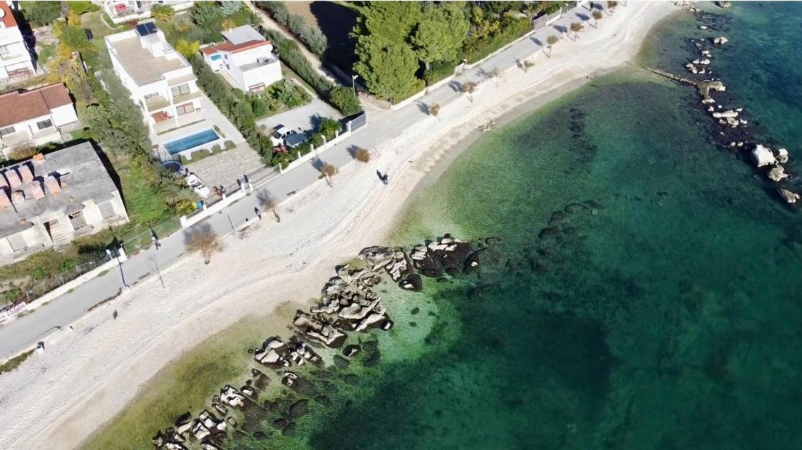 Sunny Apartment By The Beach Kaštel Štafilić Kültér fotó