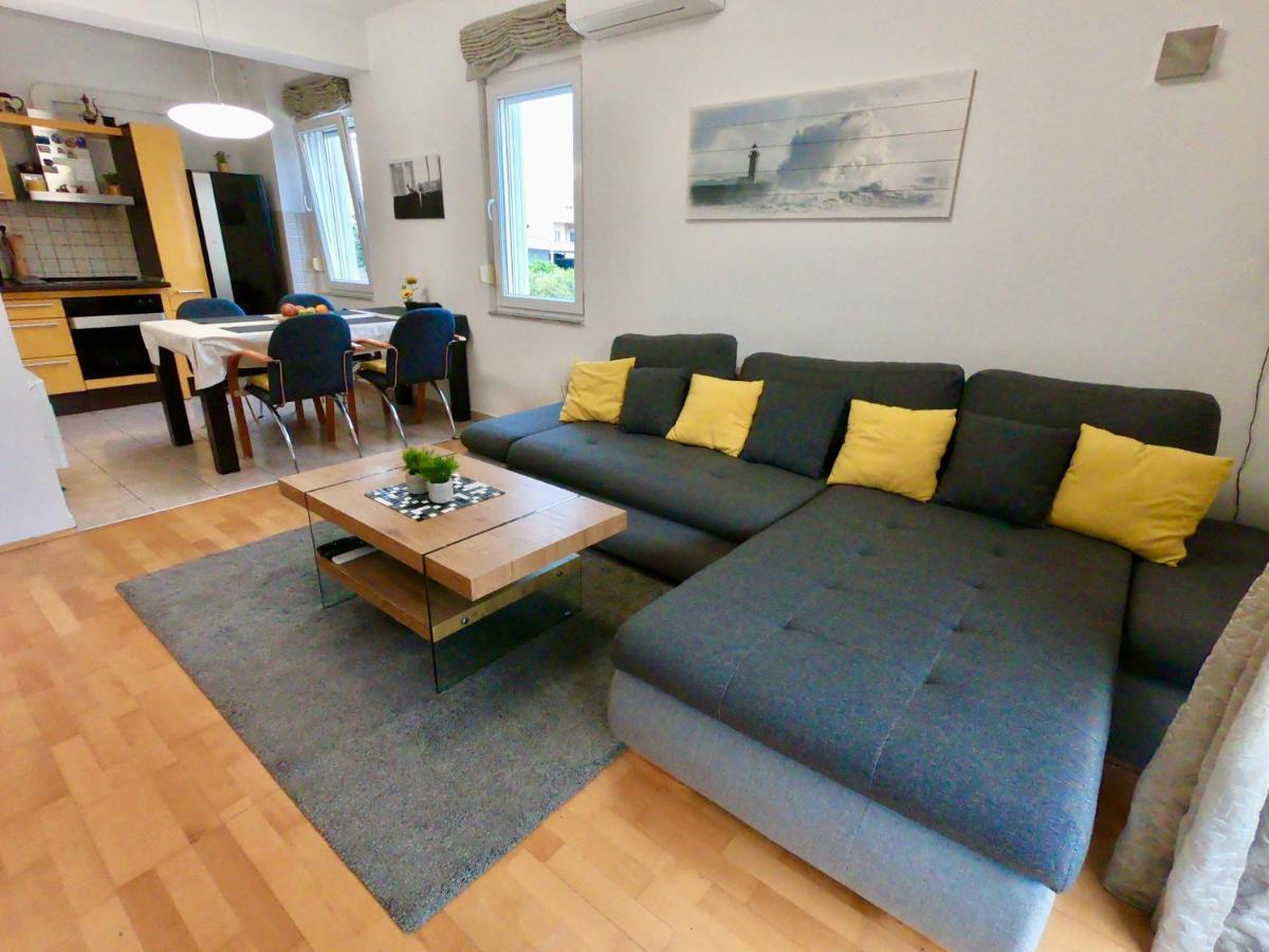 Sunny Apartment By The Beach Kaštel Štafilić Kültér fotó