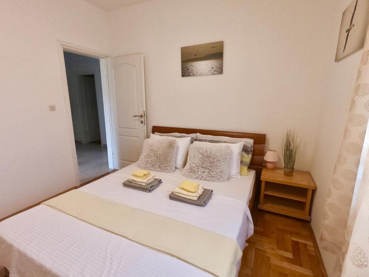 Sunny Apartment By The Beach Kaštel Štafilić Kültér fotó