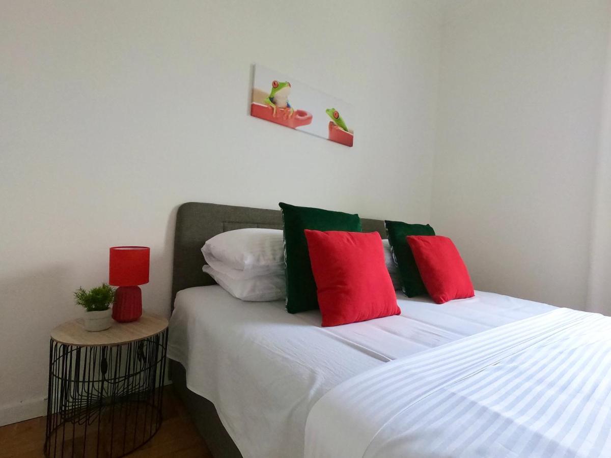 Sunny Apartment By The Beach Kaštel Štafilić Kültér fotó