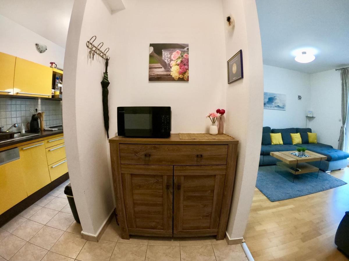 Sunny Apartment By The Beach Kaštel Štafilić Kültér fotó