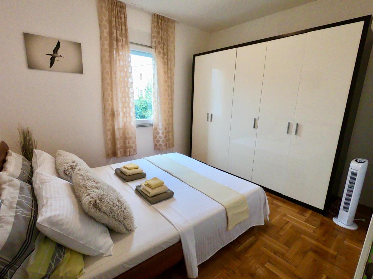 Sunny Apartment By The Beach Kaštel Štafilić Kültér fotó