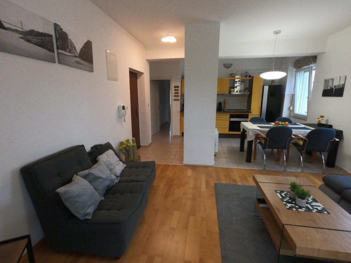 Sunny Apartment By The Beach Kaštel Štafilić Kültér fotó