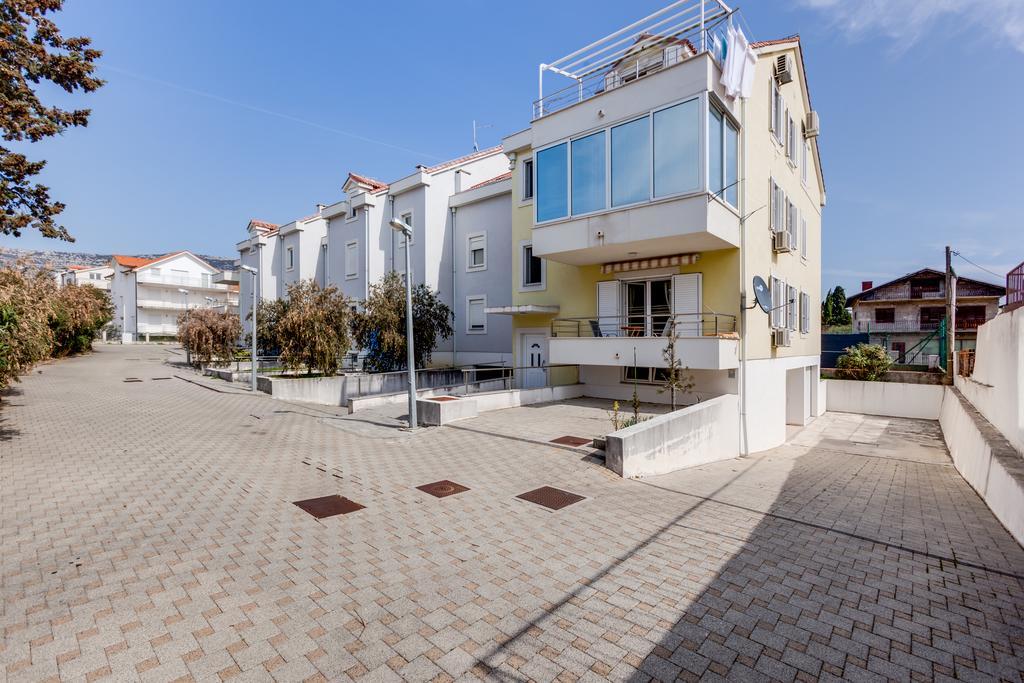 Sunny Apartment By The Beach Kaštel Štafilić Kültér fotó